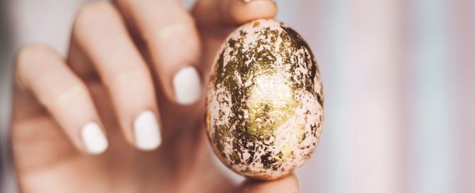 Influencer holding an Easter egg